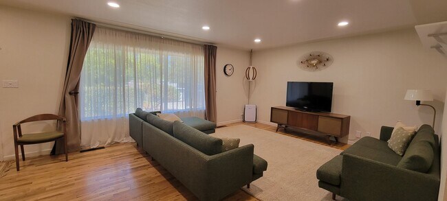 Building Photo - Great Family Home Near Schools In The Ente...