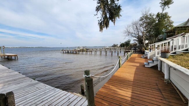 Foto del edificio - Beautiful 3 bed / 2.5 bath WITH BOAT DOCK ...