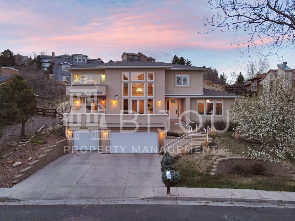 Primary Photo - Beautiful Home in Mountain Shadows
