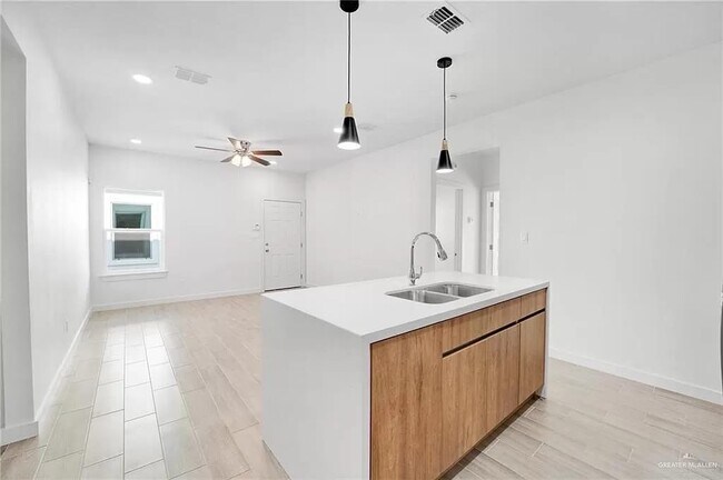 Building Photo - 1302 Platinum Dr