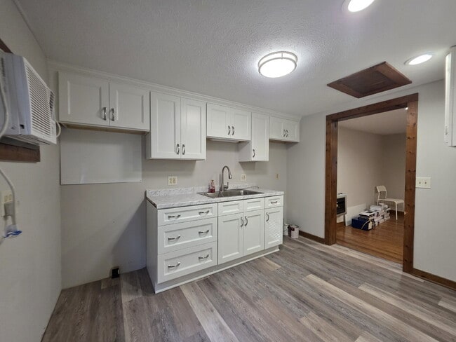 Building Photo - Recently Updated 1 BR, 1 Bath Unit with yard