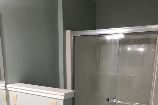 Master bathroom - 131 Stonington Cir
