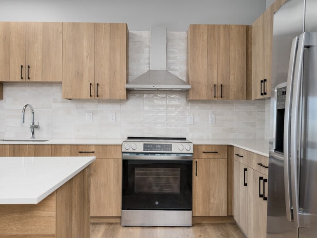 Building Photo - Lindsey Living