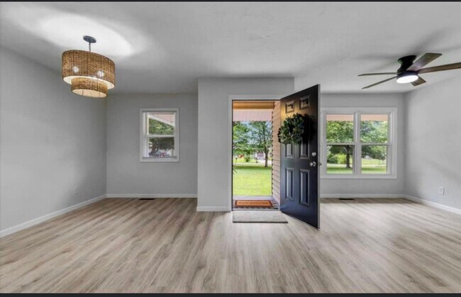 Building Photo - Move in Ready!