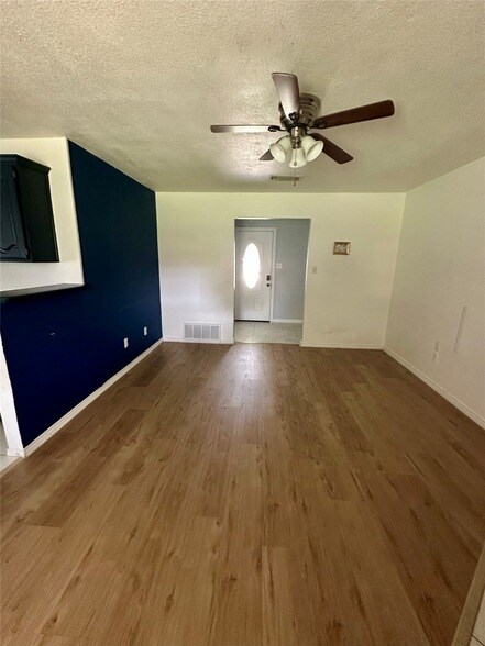 Foto del edificio - 6524 Blue Grass Dr