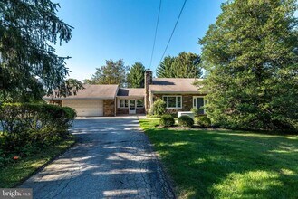Building Photo - 932 Croton Rd