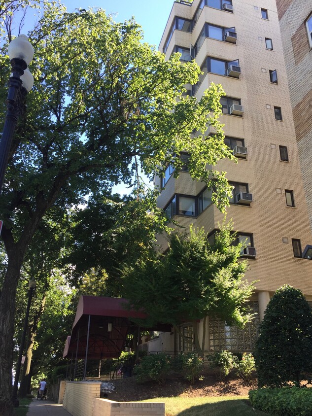 Foto principal - 2720 Wisconsin Ave NW