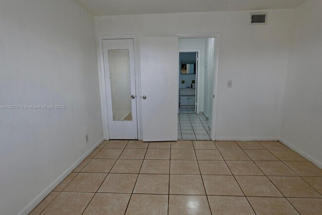 Foto del edificio - 250 NE 40th St