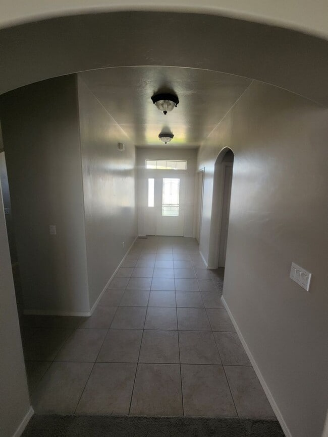 Building Photo - 3 Bedroom 2 Bathroom