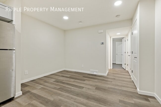 Building Photo - WONDERFUL 1 BED/ 1 BATH LOWER UNIT | PET FRIENDLY