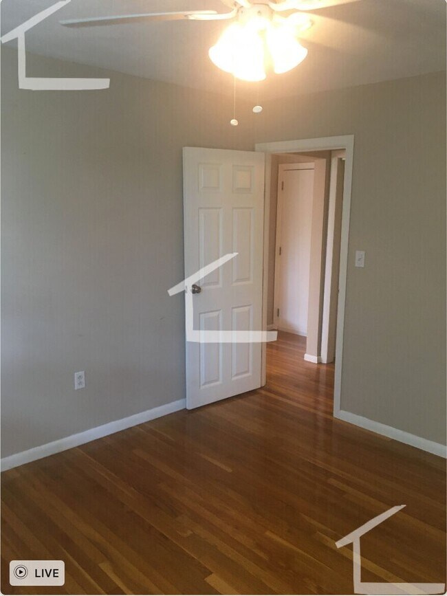 Building Photo - Nicely updated with parking included with the rent!