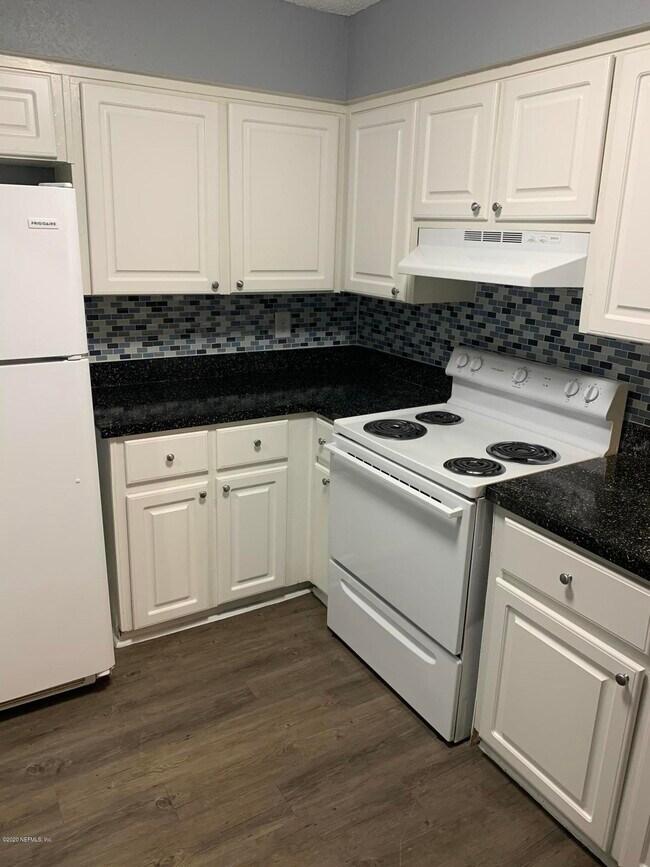 Building Photo - 8145 San Jose Manor Dr E
