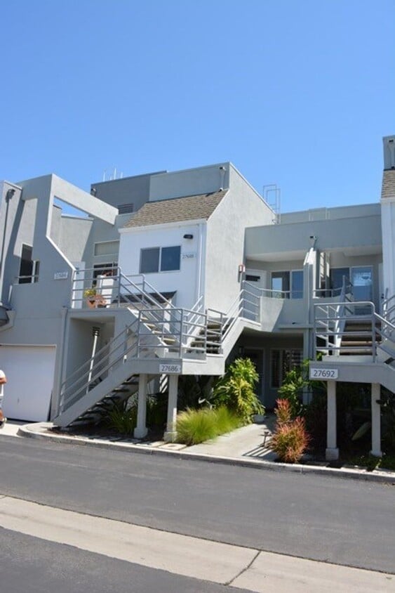 BEAUTIFUL "HILLCREST VILLAGE" CONDOMINIUM HOME WITH GARAGE - BEAUTIFUL "HILLCREST VILLAGE"  CONDOMINIUM HOME WITH GARAGE