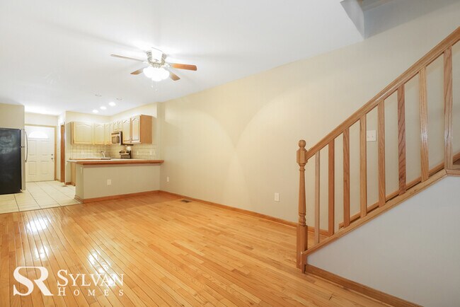 Foto del edificio - Charming 4BR 2.5BA brick townhome