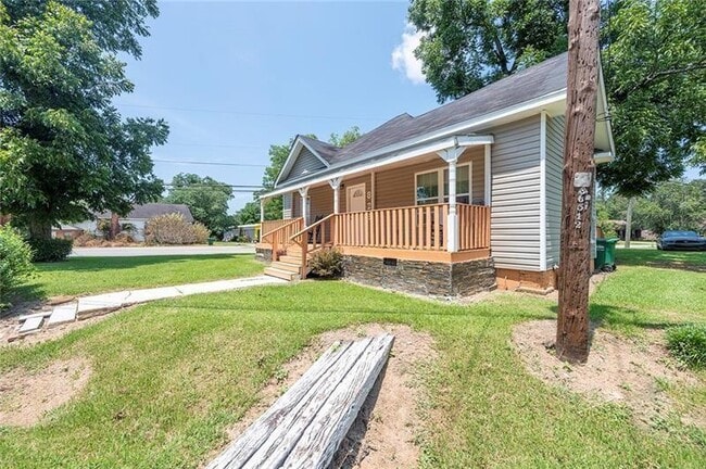 Building Photo - 823 Cooper Dr NE