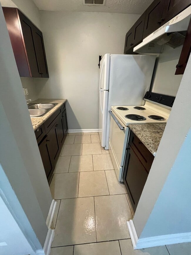 Photo - 644 N Donmoor Ave Apartment