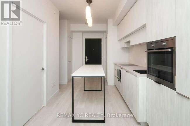 Photo du bâtiment - 8 Eglinton Ave E