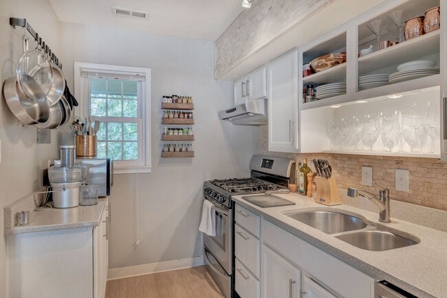 Building Photo - Beautifully Updated Hessian Hills Condo