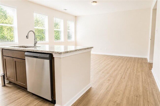 Building Photo - 79 Pineview Dr