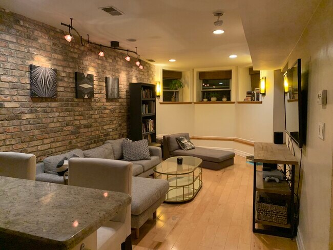 Foto del edificio - 1744 W Augusta Blvd