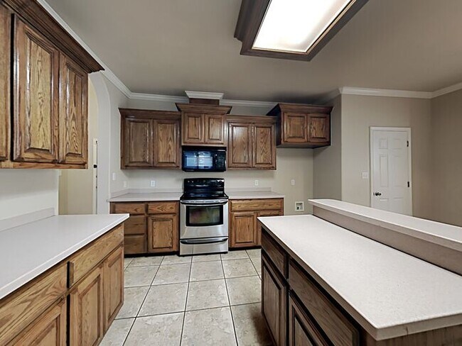 Building Photo - *1 Month Free Rent w/ 18month lease. Good ...