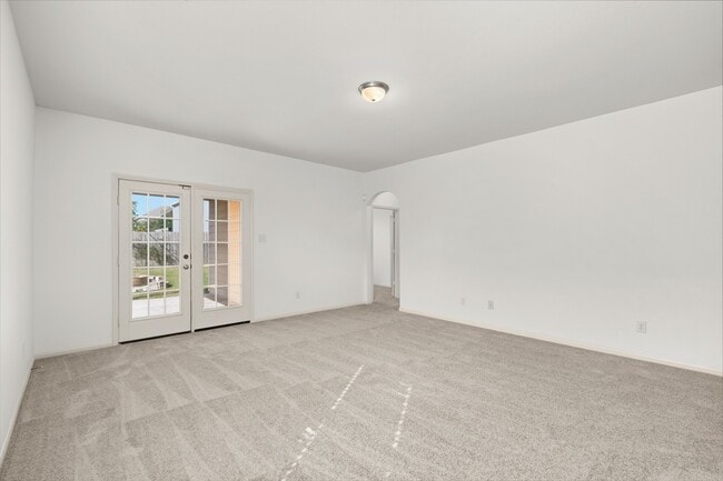 Building Photo - 718 Crystal Lakes Dr