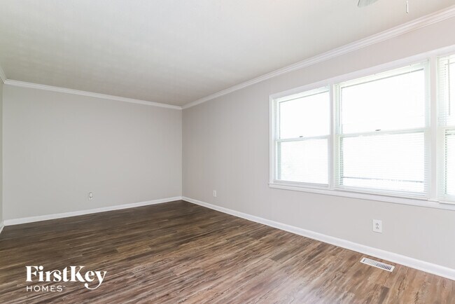 Building Photo - 818 Hillside Dr