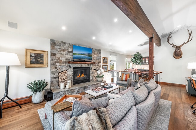 Foto del edificio - 198 Country Club Dr