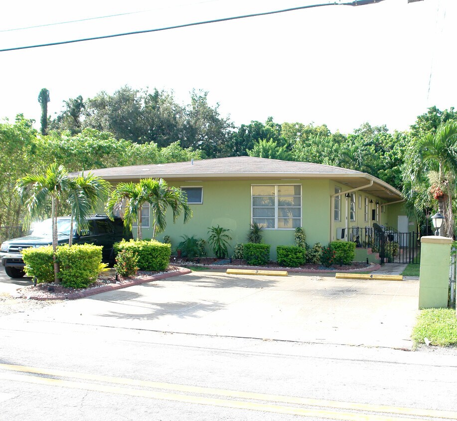 Primary Photo - 800 NE 85th St