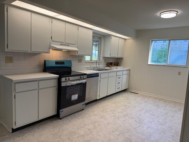 Building Photo - 1241 Main Ave