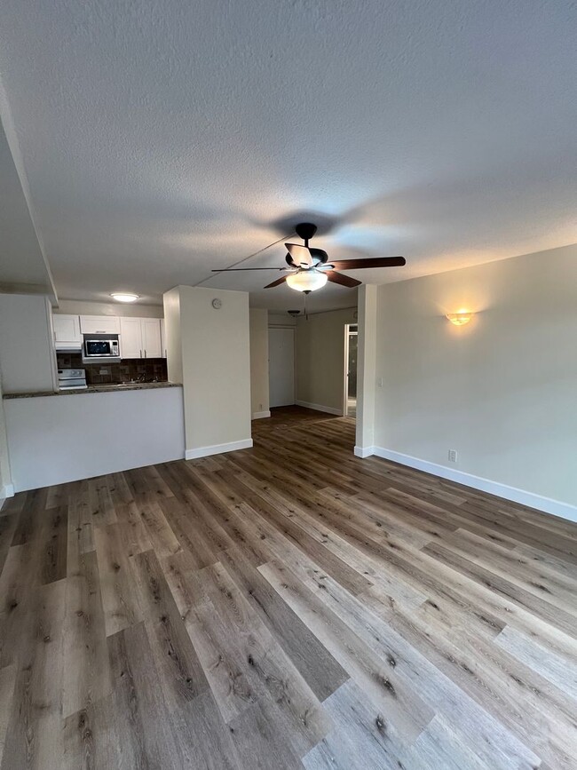 Building Photo - 1 bedroom, 1 bath, 1 parking in the heart ...