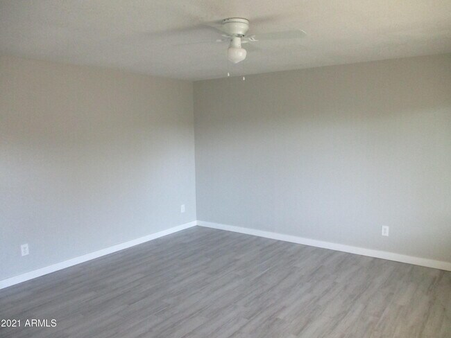 Building Photo - 3219 E Earll Dr