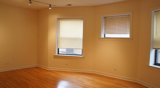 Building Photo - 4715 N Sheridan Rd