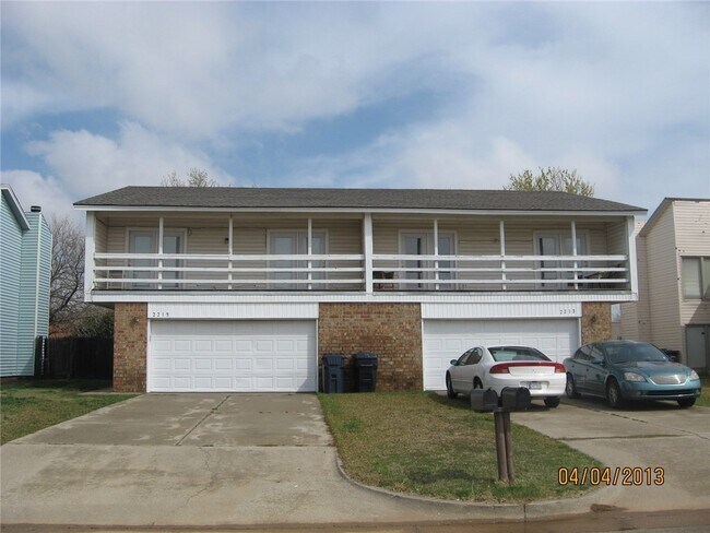 Building Photo - 1825 Sq Ft- 3 Bed/2Bath Duplex- All Appliances Included