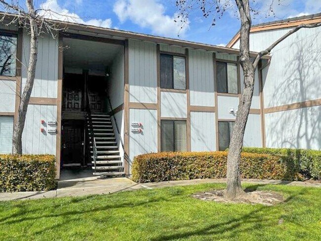 Foto del edificio - Cozy 2 Bedroom Ground Level Condo In The H...