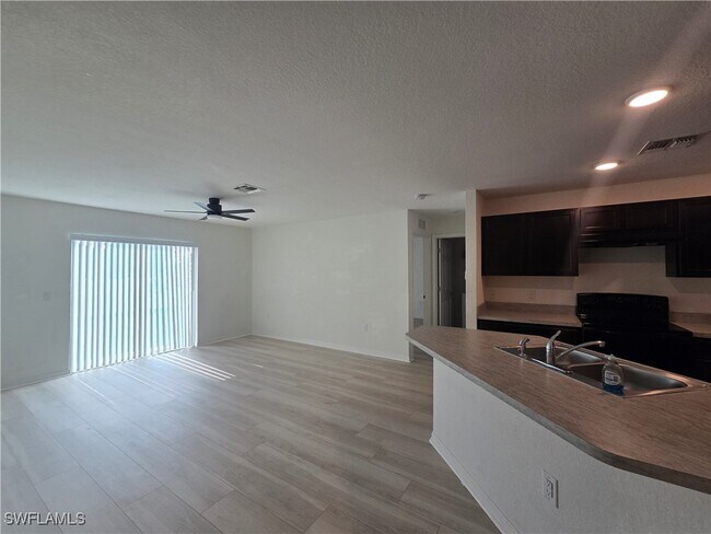 Foto del edificio - 120 NW 25th Ave