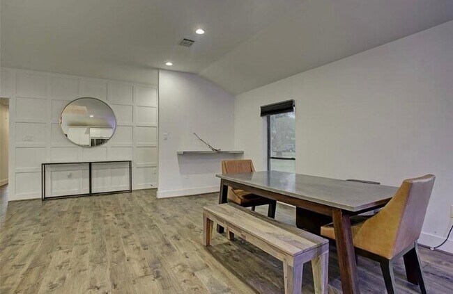 Building Photo - 1614 Hillendahl Blvd