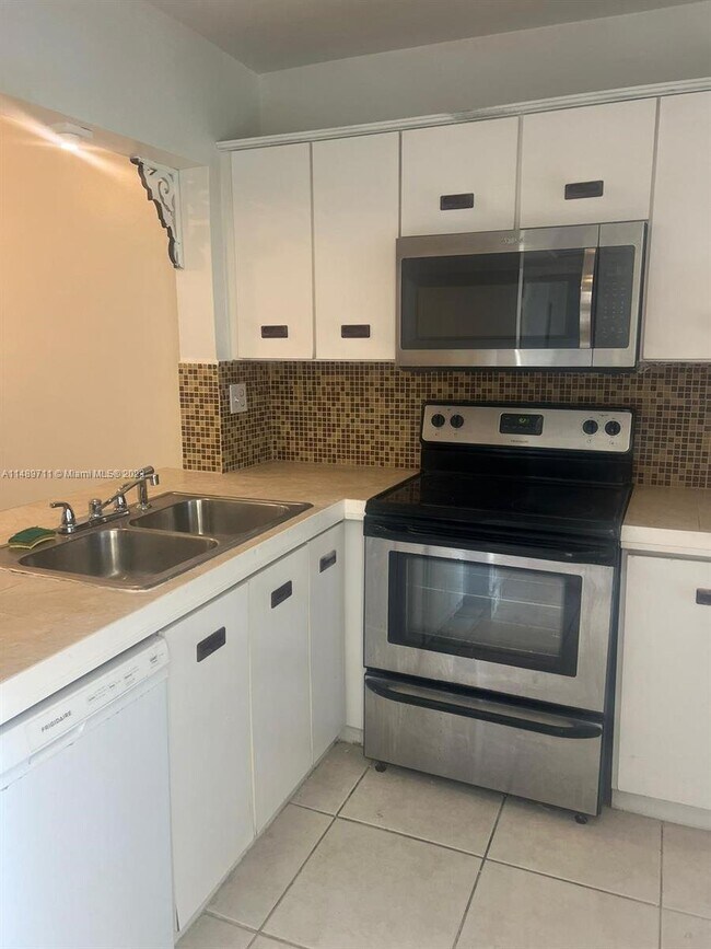 Foto del edificio - 438 Northeast 210th Circle Terrace, Miami,...