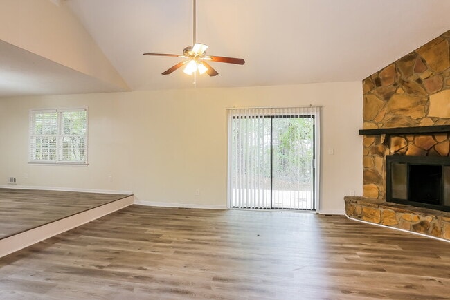 Building Photo - 832 Lost Creek Cir