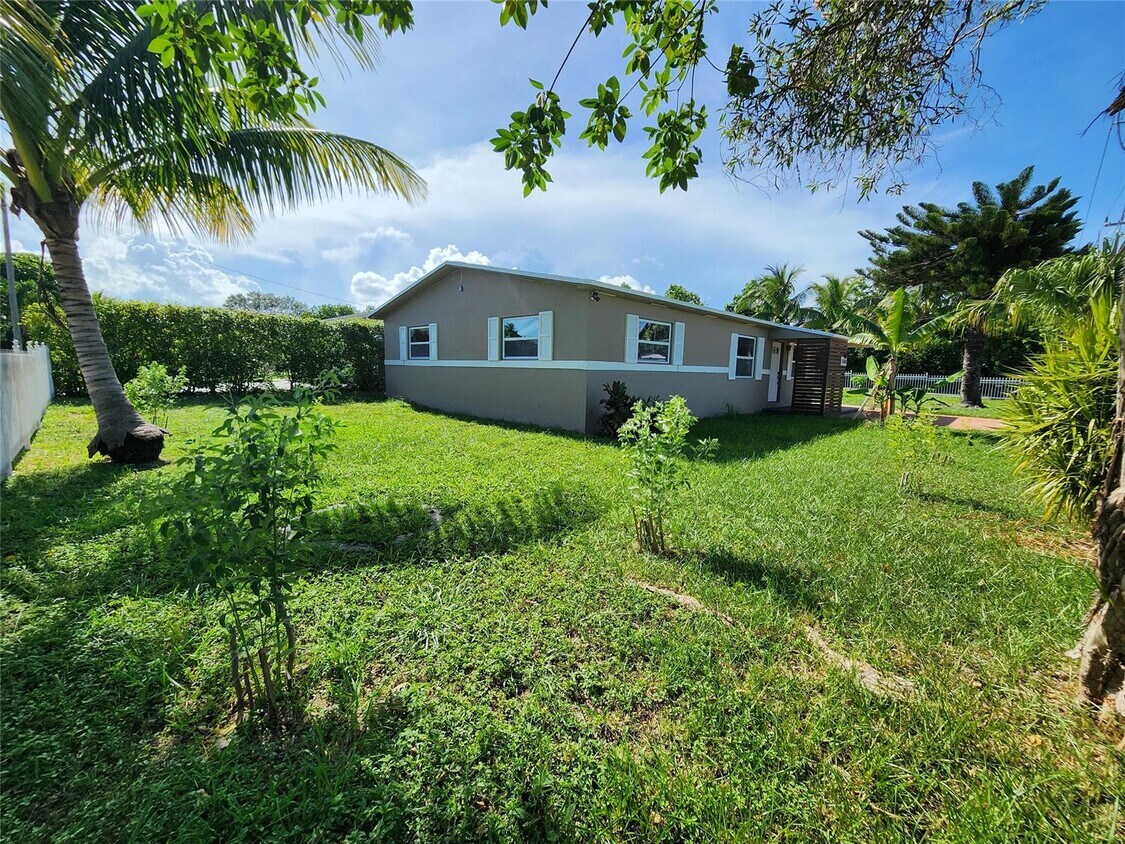 Foto principal - 15540 NE 14th Ave