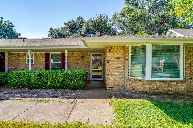 Foto del edificio - 1706 Larkspur Dr