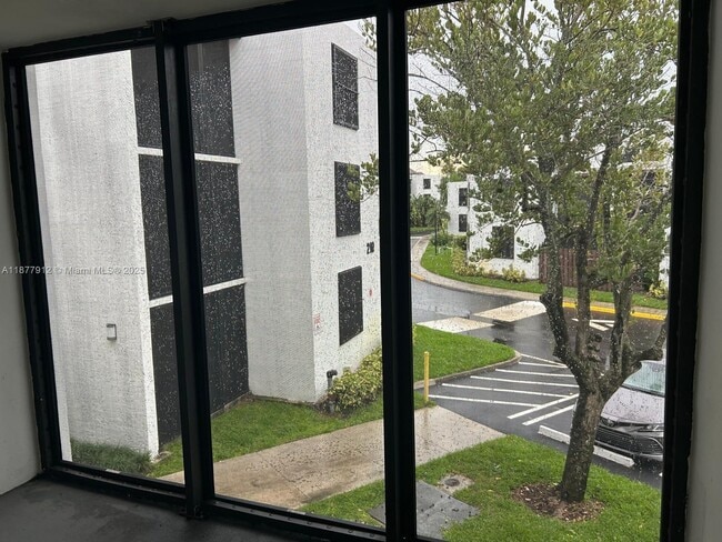Building Photo - 210 Lake Pointe Dr