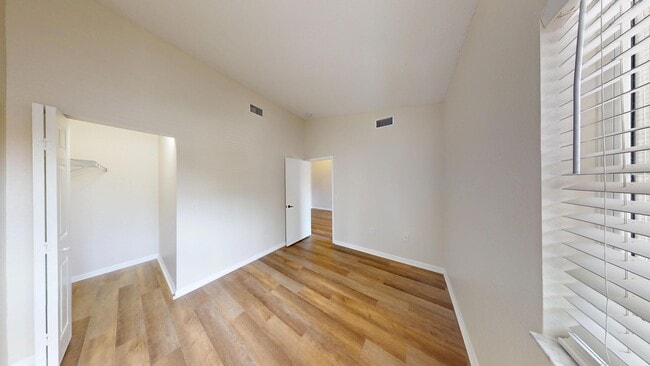 Foto del edificio - 3500 Briar Bay Blvd