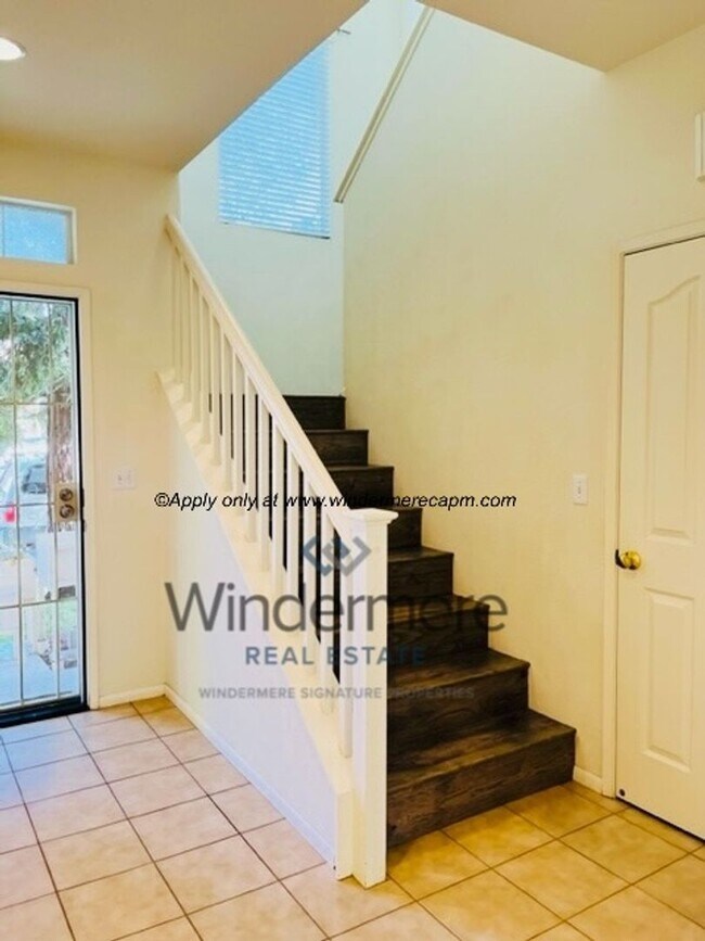 Foto del edificio - Spacious 3-bedroom with Updated Finishes and Prime Location!