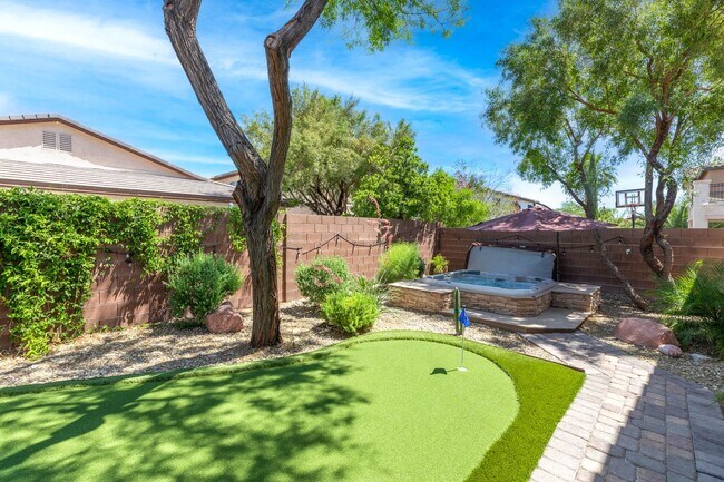 Foto del edificio - Spacious Mountain’s Edge Home with Den, Sunroom, 3-Car Garage & Private Spa Retreat