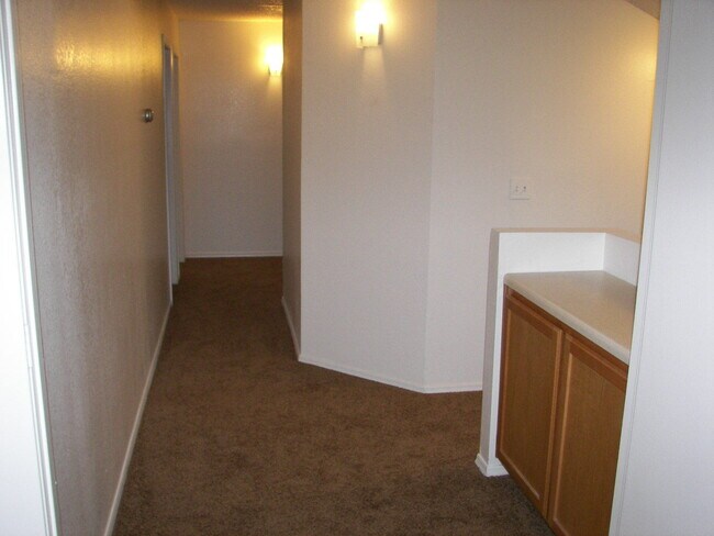 Building Photo - GREAT LOCATION WITH A COMMUNITY POOL