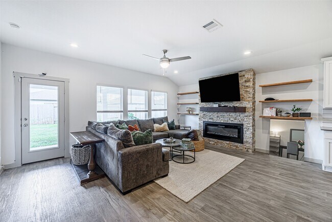 Foto del edificio - 246 Dusty Bridle Ln