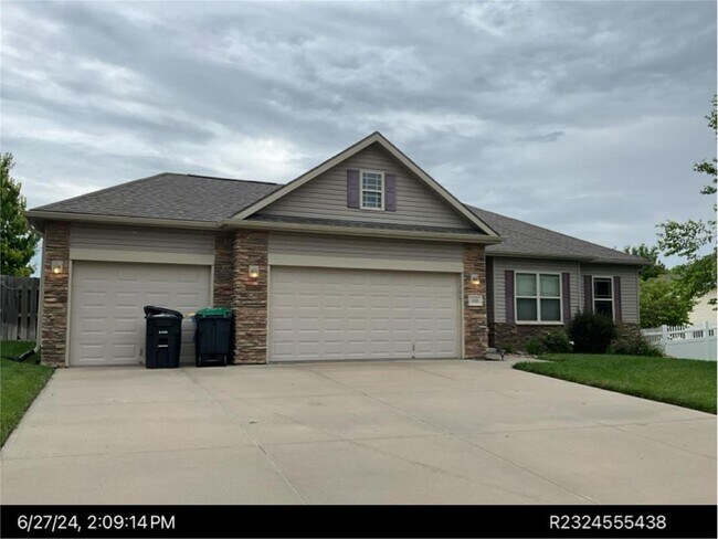 Building Photo - Spacious home in super nice neighborhood in Northwest Omaha