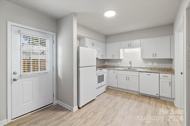 Building Photo - 2004 Stoney Point Ln