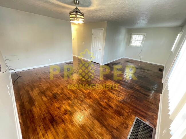 Building Photo - 2 bedrooms 2 bathrooms house